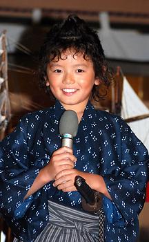 濱田龍臣、女子高生姿で舞台あいさつ　「むだ毛処理クリーム使ってます」