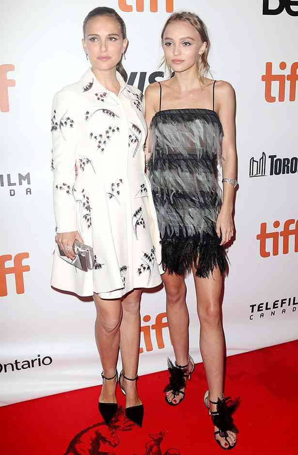 「まるで宇宙人のよう」ジョニー・デップの娘、リリー・ローズ  細すぎる体と頭のバランスが奇妙!?