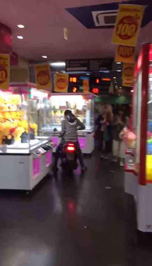 ゲーセン内をバイクで暴走する様子をtwitterへ投稿 高校生逮捕 のりで乗った ガールズちゃんねる Girls Channel