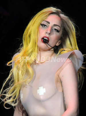 中島美嘉がアップした打ち上げ写真がちょっと怖い…この金髪美女って中島さん!?