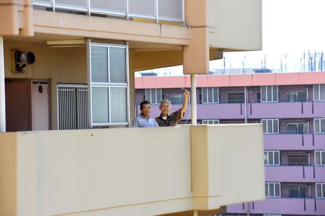 マンションに転落寸前の子が…おじいちゃん３人の救出劇