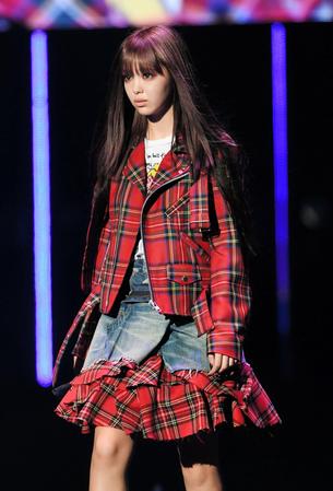 藤田ニコルが東京ガールズコレクションに出演 「別人」姿に観客騒然 - ライブドアニュース