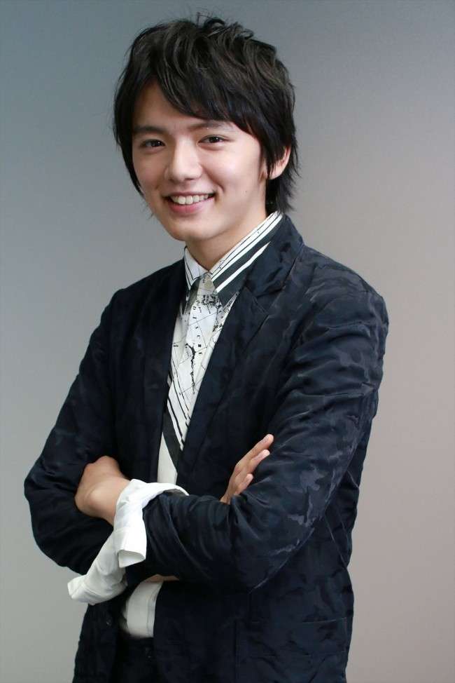 濱田龍臣、女子高生姿で舞台あいさつ　「むだ毛処理クリーム使ってます」