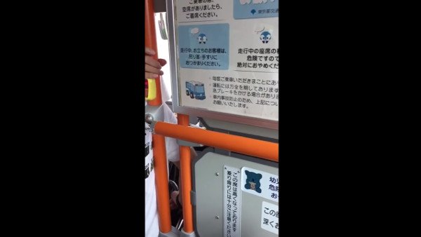 バスの運転手に文句つけていた老人が乗客の怒りを買い罵声浴びせられる様子撮影した動画が拡散 | BuzzNews.JP