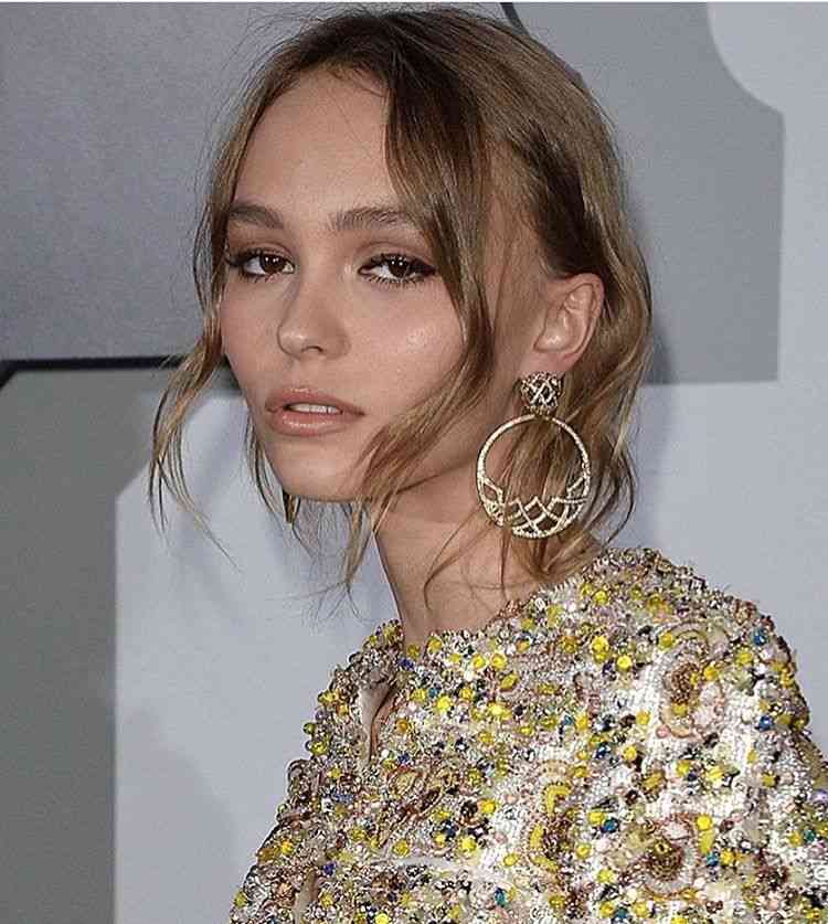 ジョニー・デップの娘リリー=ローズ、大胆すぎる腹みせに「拒食症」の声…コメント欄大荒れ