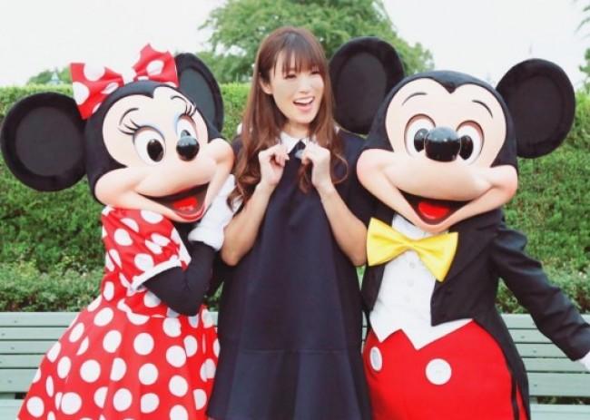 深田恭子、ミッキー＆ミニーに挟まれ満面の笑み「幸せなお仕事」