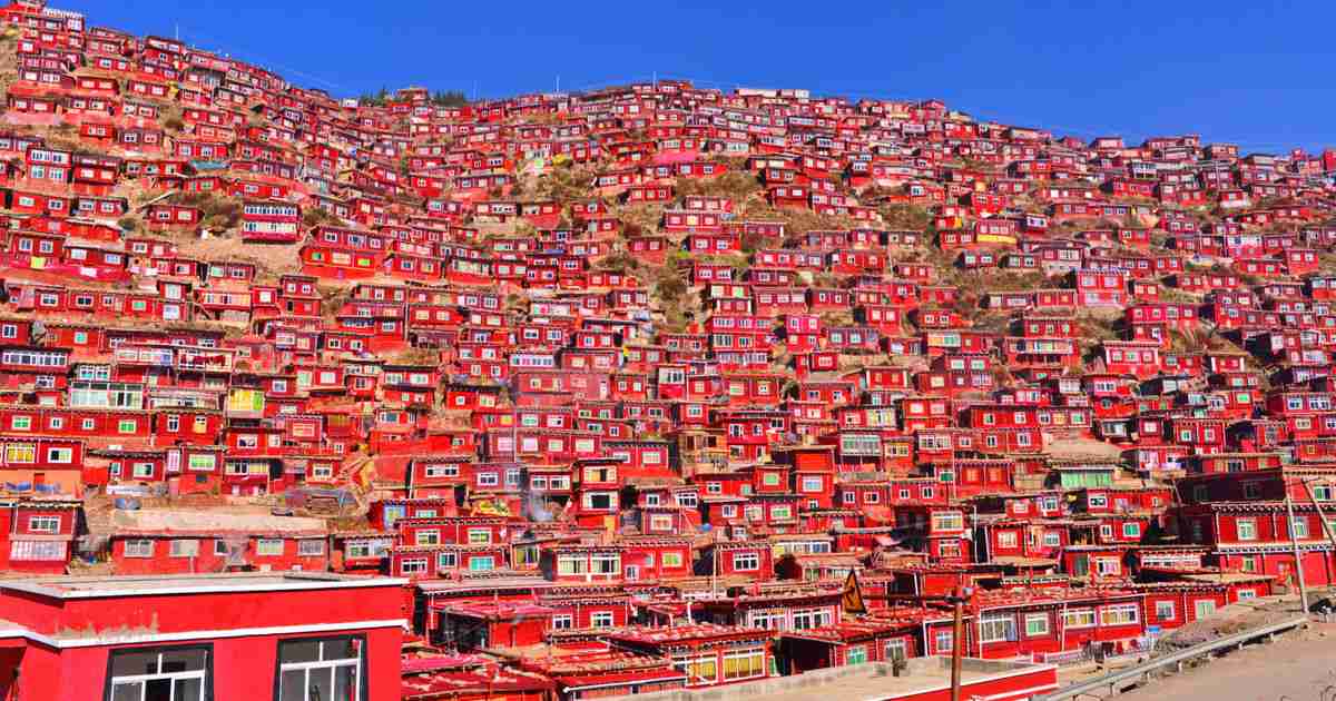 観光客は入れない!?真っ赤な地区「ラルンガルゴンパ」が息をのむ美しさ - Find Travel