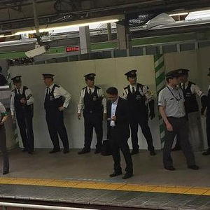 【注意喚起】京浜東北線山手線東京駅ホームで刃物を持った不審者が暴れてさすまた持った警察が集合5/26 - NAVER まとめ