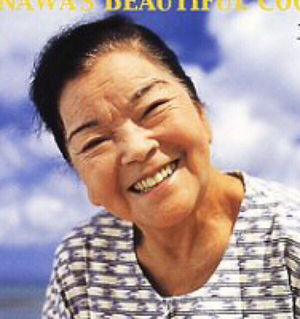 優しい笑顔をしてる画像