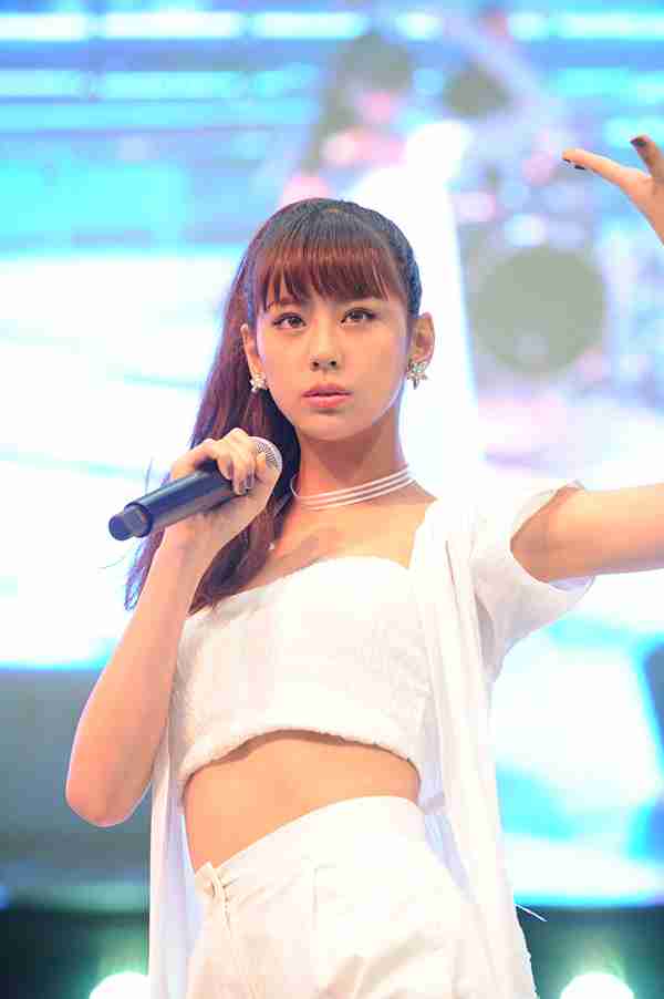 ファンも無反応 西内まりや 撮影ok ライブで露呈した 歌手としては需要なし ガールズちゃんねる Girls Channel