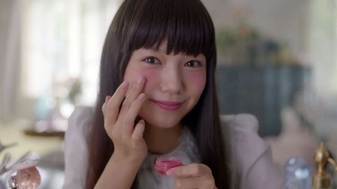 化粧品CMの芸能人の画像をください。