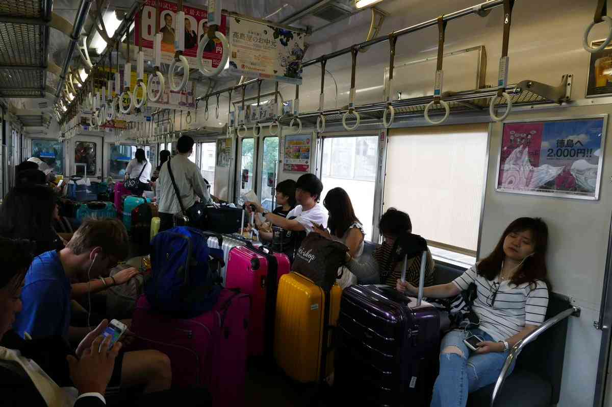 車掌「多くの外国人で、ご不便を」車内アナウンスして口頭注意 「差別の意図ない」と釈明