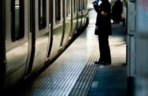 近鉄社員、高架の駅から飛び降り　列車遅延で乗客の対応中、東大阪
