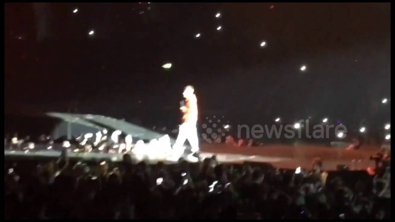Justin Bieber drops mic and storms off stage at Manchester show - YouTube