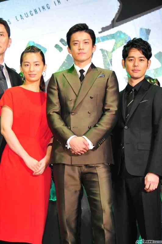 “カエル男”の正体にネット騒然!あの人気俳優がスキンヘッドで