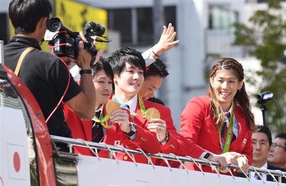 リオ五輪＆パラメダリストがパレード　内村、吉田らに大歓声