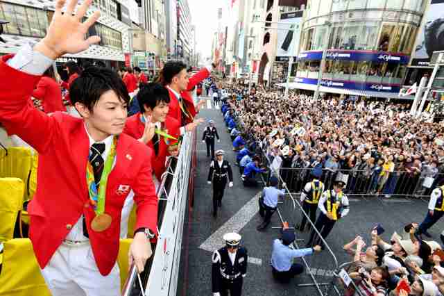 リオ五輪＆パラメダリストがパレード　内村、吉田らに大歓声