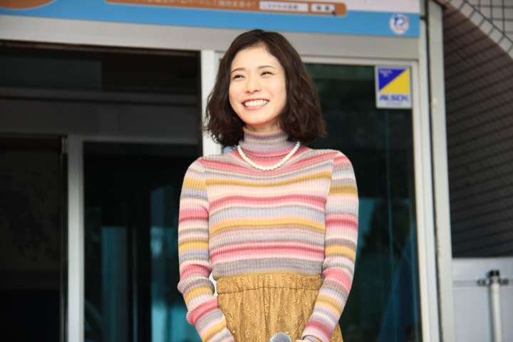 松岡茉優“水族館ガール”が一日館長に　“相棒”を間違える
