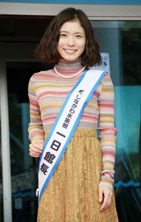 松岡茉優“水族館ガール”が一日館長に　“相棒”を間違える