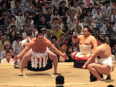相撲スクワットの効果とやり方を徹底解説！四股を踏む筋トレでヒップアップと太ももの引き締めを！ | 筋トレぴろっきー《筋肉やトレーニング情報満載ブログ！》