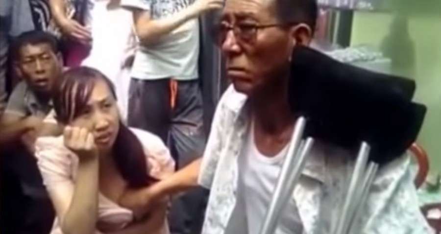 女性の「胸を触って揉んで占う」 占い師“Mr. Strange”が中国でなぜか大人気