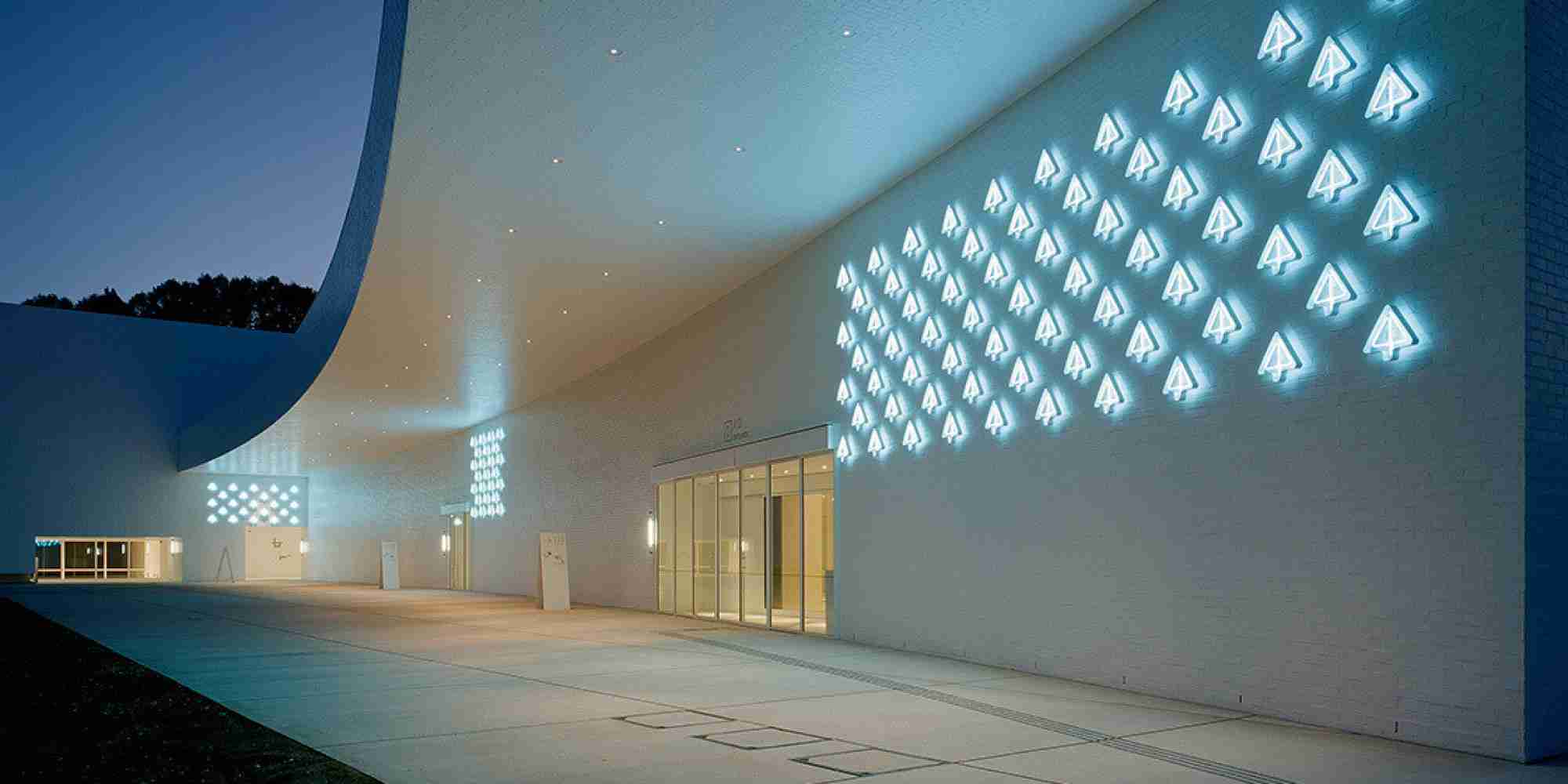「UFO墜落？」 青森県立美術館にまさかの物体