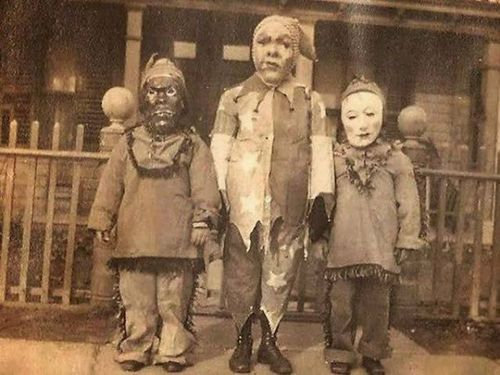 昔のハロウィンのコスプレは泣いて逃げたくなるほど怖かった…モノクロ時代の写真いろいろ:らばQ