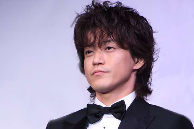 小栗旬が先輩俳優の吉田鋼太郎を呼び捨て「鋼太郎の引き出しは…」 - ライブドアニュース