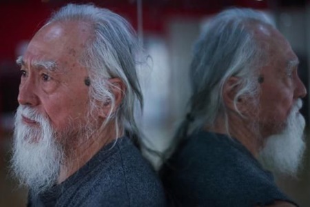 世界一ホットなおじいちゃん!? 80代男性モデルがランウェイでキメる
