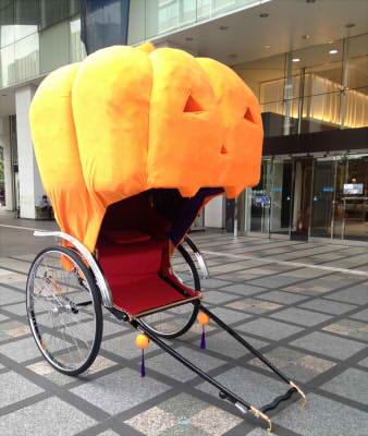 気分はシンデレラ?「かぼちゃの人力車」で街を周遊するサービス、新宿高島屋で