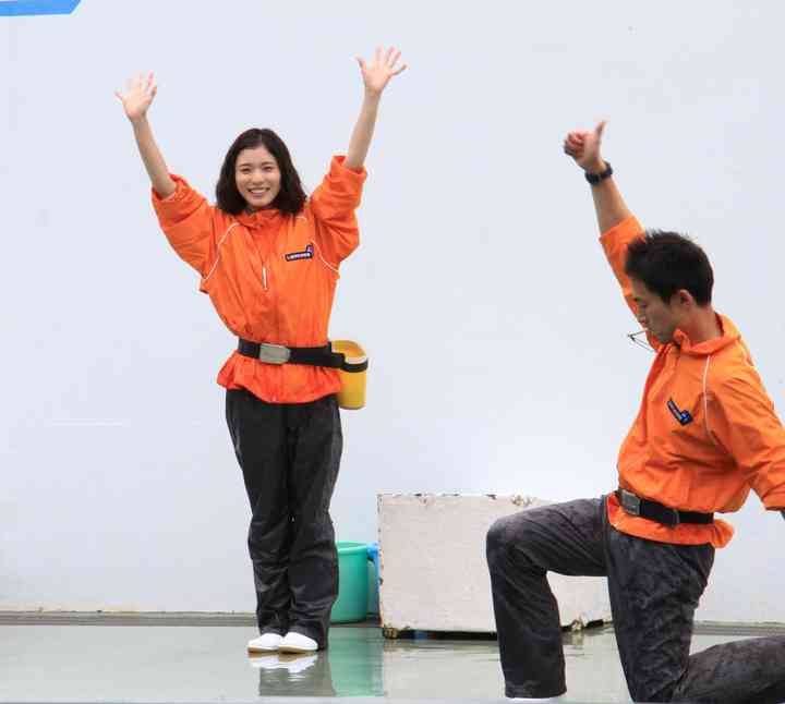 松岡茉優“水族館ガール”が一日館長に　“相棒”を間違える