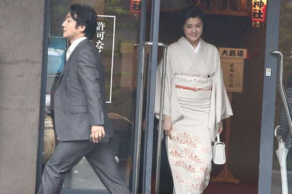 藤原紀香を待ち受ける「梨園妻の掟」 24時間休みはなしか - ライブドアニュース