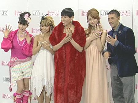 藤田ニコル“PPAP”ネイルお披露目「生き残ってほしい」