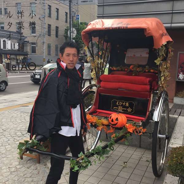 気分はシンデレラ?「かぼちゃの人力車」で街を周遊するサービス、新宿高島屋で