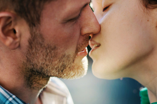 キスをする人は平均8年長生きする?!キスのメリット10選 - Spotlight (スポットライト)