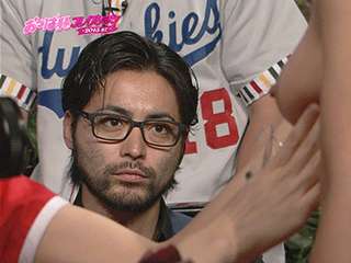 【うはｗ】ＴＶで「山田孝之」が生のおっぱいを見てる時の表情→真剣すぎてくっそワロタｗｗｗ | エロ画像 モモんガッ(･∀･)!!
