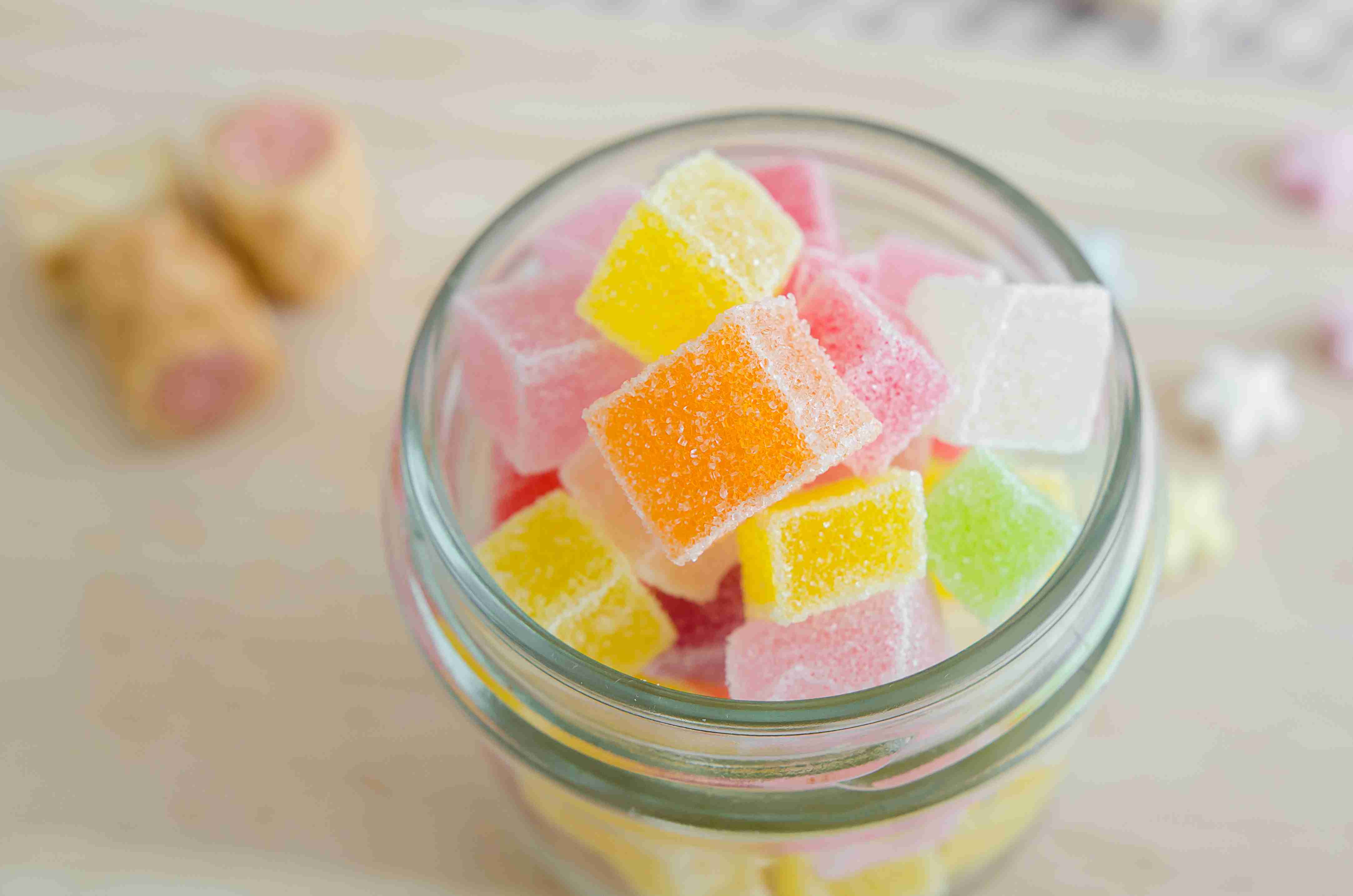 まるで食べる宝石♪話題の「琥珀糖」をおうちで作ってみよう！ | iemo[イエモ]