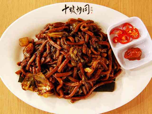 マレーシアで進化を遂げた「福建麺」は 黒でも赤でも「ホッケンミー」｜マレーシアごはん偏愛主義！｜CREA WEB（クレア ウェブ）