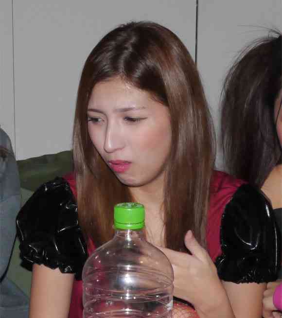韓国のウンコ酒「トンスル」を美女5人に飲ませてみた結果…
