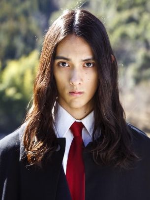スーパーモデルのような美しい毛！艶やかな黒い毛に包まれた犬が話題に