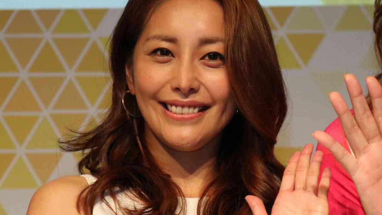 熊切あさ美、Instagramで「この手はダーレだ?」