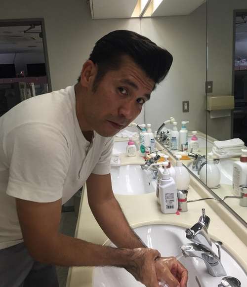 熊切あさ美、Instagramで「この手はダーレだ?」