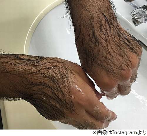 熊切あさ美、Instagramで「この手はダーレだ？」