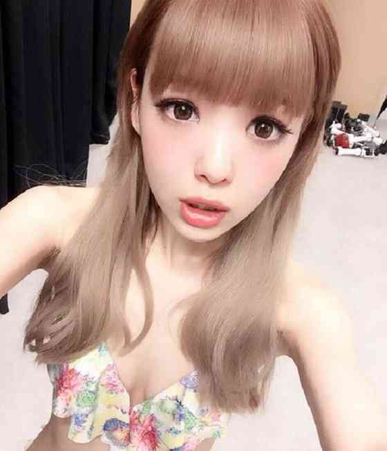 藤田ニコル、理想のキスは「階段で」 黒スケ衣装で大人アピール