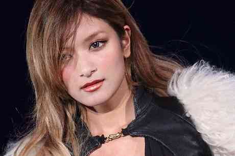 脚ながっ! ローラ、美形アンドロイドみたい