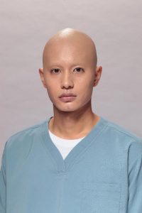 “カエル男”の正体にネット騒然!あの人気俳優がスキンヘッドで