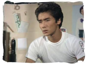 眉、手入れしてない人