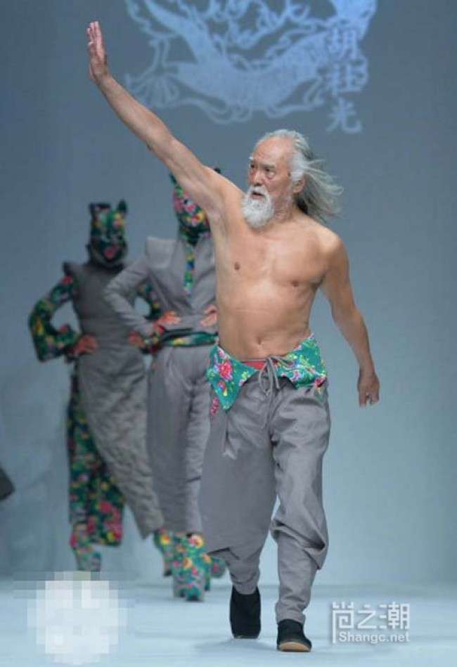 世界一ホットなおじいちゃん!? 80代男性モデルがランウェイでキメる