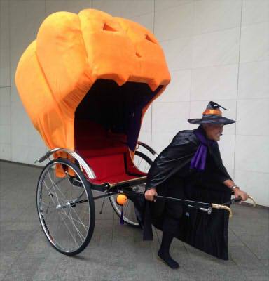 気分はシンデレラ?「かぼちゃの人力車」で街を周遊するサービス、新宿高島屋で