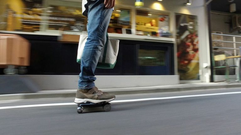 日本人が開発したノーパソサイズの車がついにプレオーダー開始！